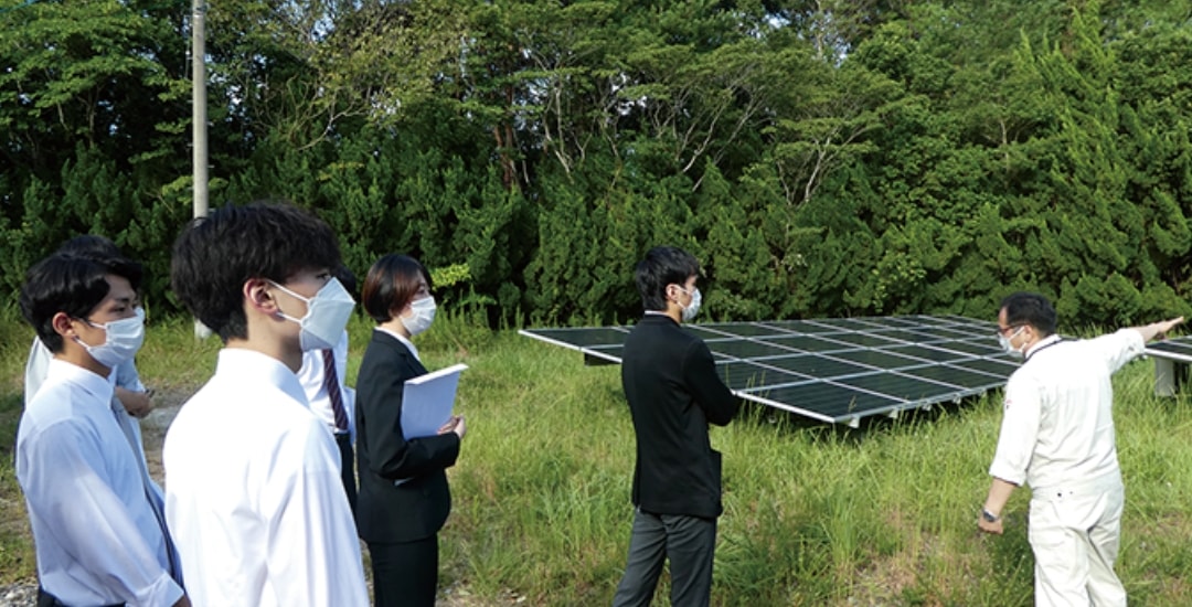 写真：見学中の様子