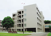 Hình ảnh tòa nhà khóa học chính của Trường Cao đẳng Công nghệ Quốc gia Oyama