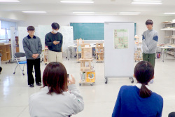 設計製作課題「見せて運べる書棚」講評会