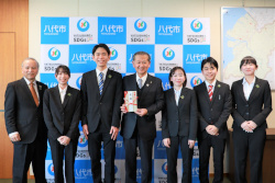 学生活動グループ「いぐさでいくさ！」から八代市へ寄付金を贈呈