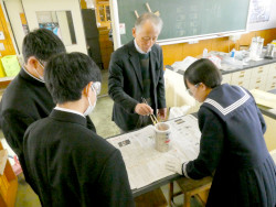 八代市立鏡中学校で連携理科授業「液体窒素を利用した状態変化と超伝導」を実施