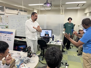 英ノッティンガムトレント大学のMachado Pedro博士とIhianle Isibo博士が、本校情報通信エレクトロニクス工学科本木教授の研究室へ訪問し、共同研究