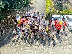 熊本キャンパス内にて、熊本菊南ロータリークラブ主催の「ロケット教室」が開催されました。当日は本校の学生7名も補助員として運営に協力し、参加した小学4年生31名と保護者をサポートしました。