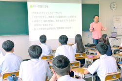 令和7年7月1日(火)、生物化学システム工学科2年生を対象に、グローバルエンジニア講演会を実施しました。