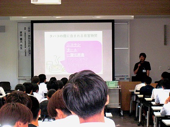 令和7年6月27日(金)熊本キャンパスにて、1年生を対象に、学校薬剤師原田義文氏による「禁煙・薬物乱用防止講演会」を実施しました。
