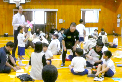 八代市立代陽小学校で出前授業　講師　生物化学システム工学科の吉永圭介准教授